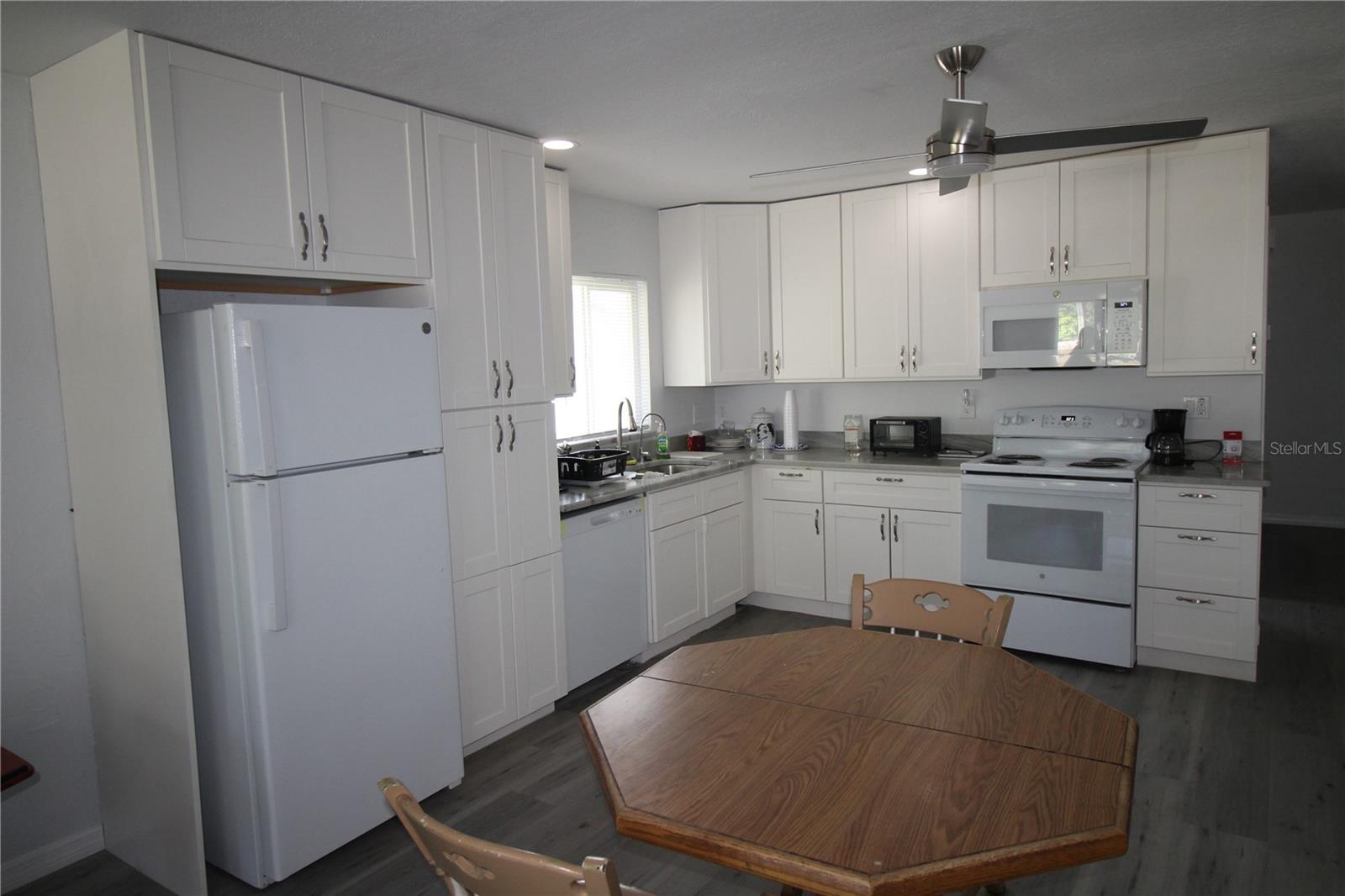 812 Oleander Ave Property Photo 3
