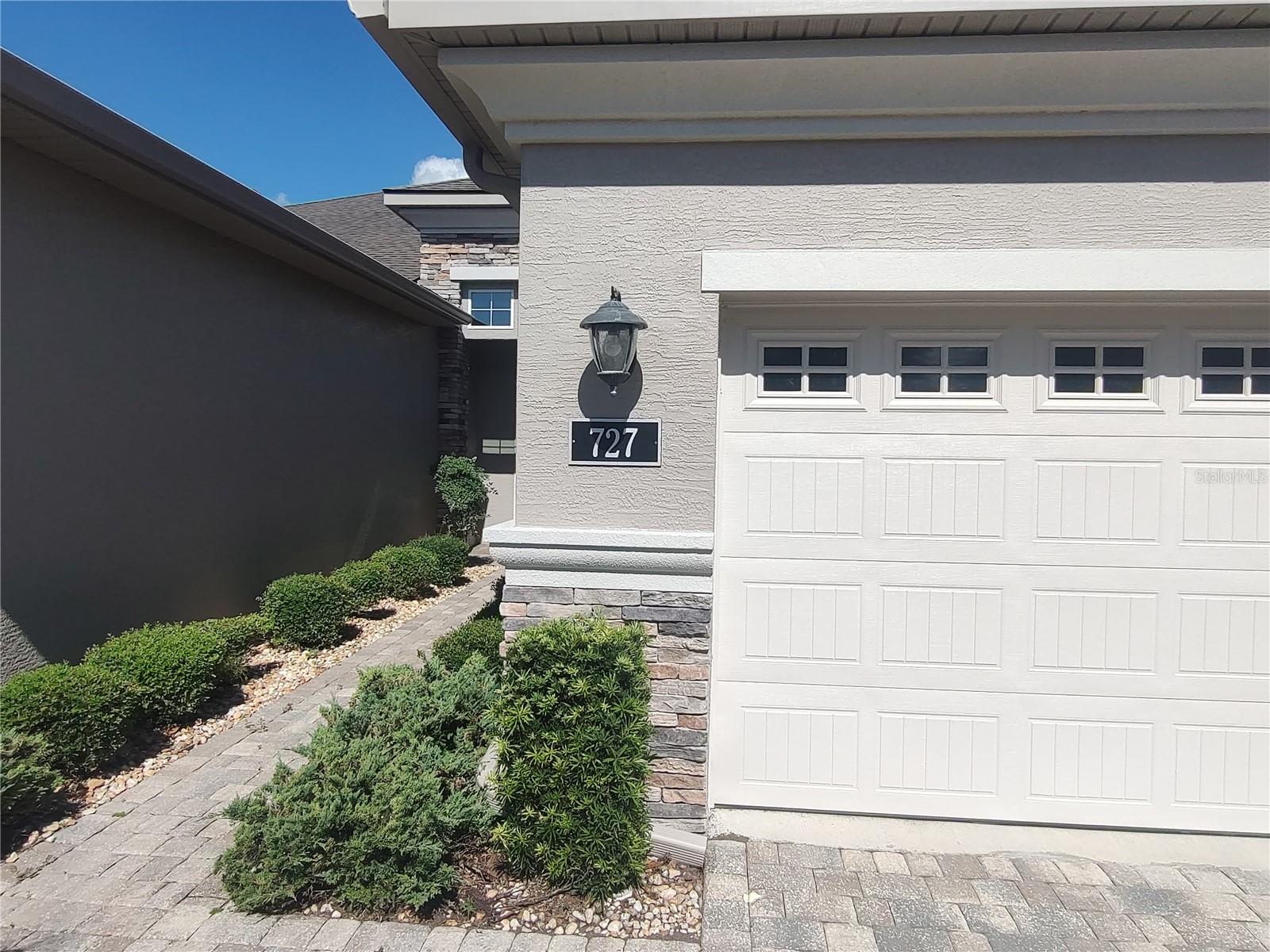 727 Aldenham Ln Property Photo 3