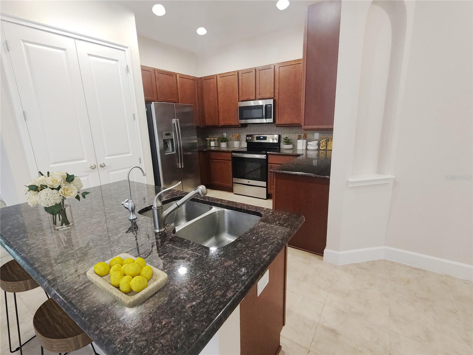 727 Aldenham Ln Property Photo 12