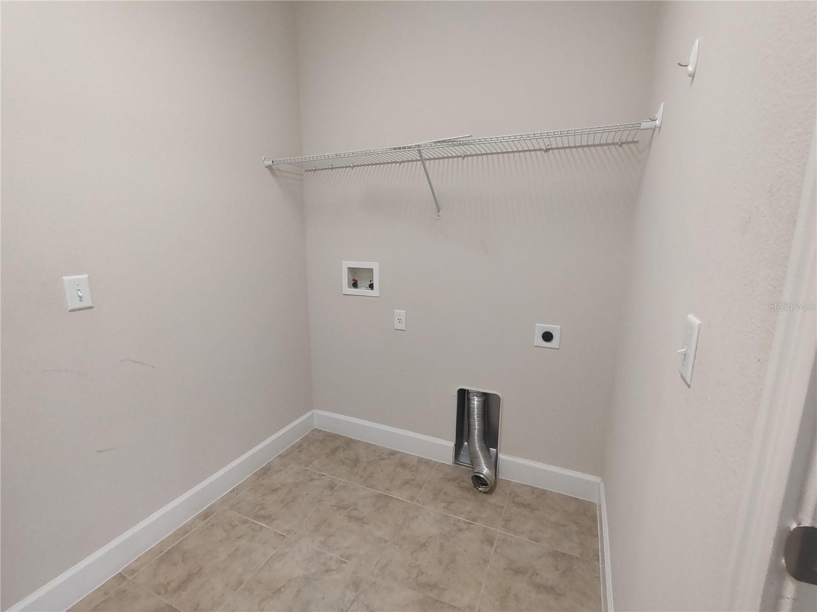 727 Aldenham Ln Property Photo 14