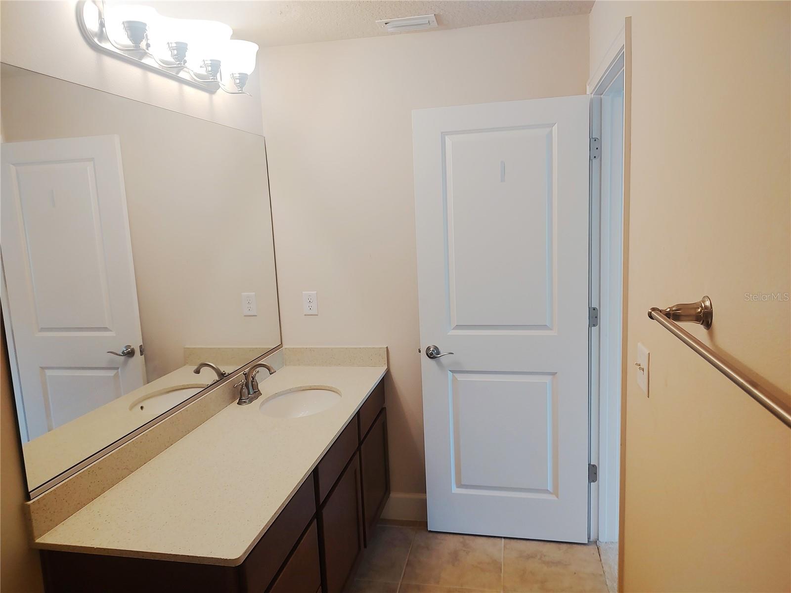 727 Aldenham Ln Property Photo 35