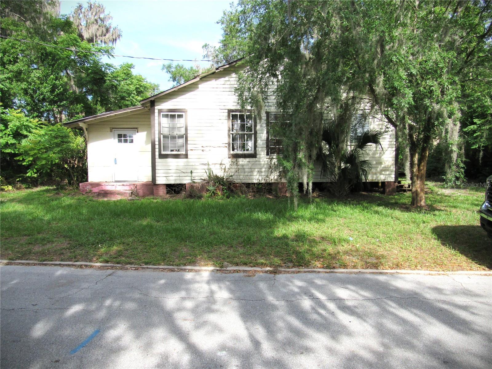 14 S Lake St Property Photo 1