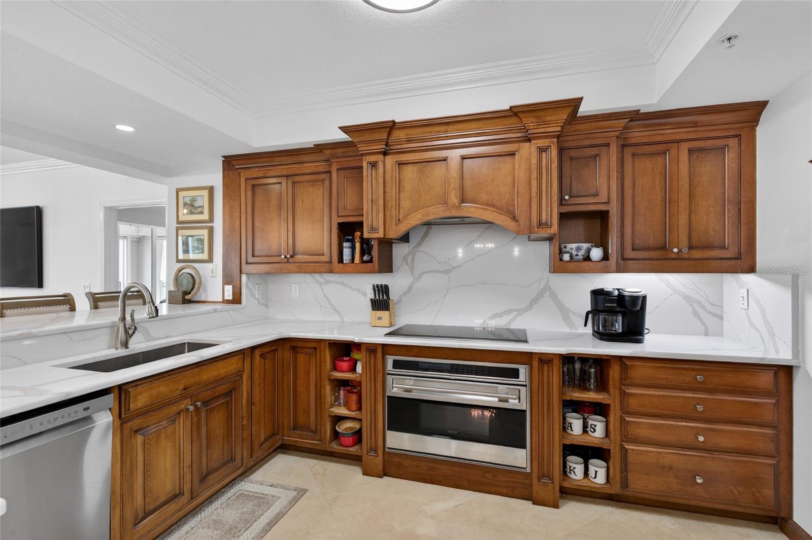200 Ocean Crest Dr #812 Property Photo 7