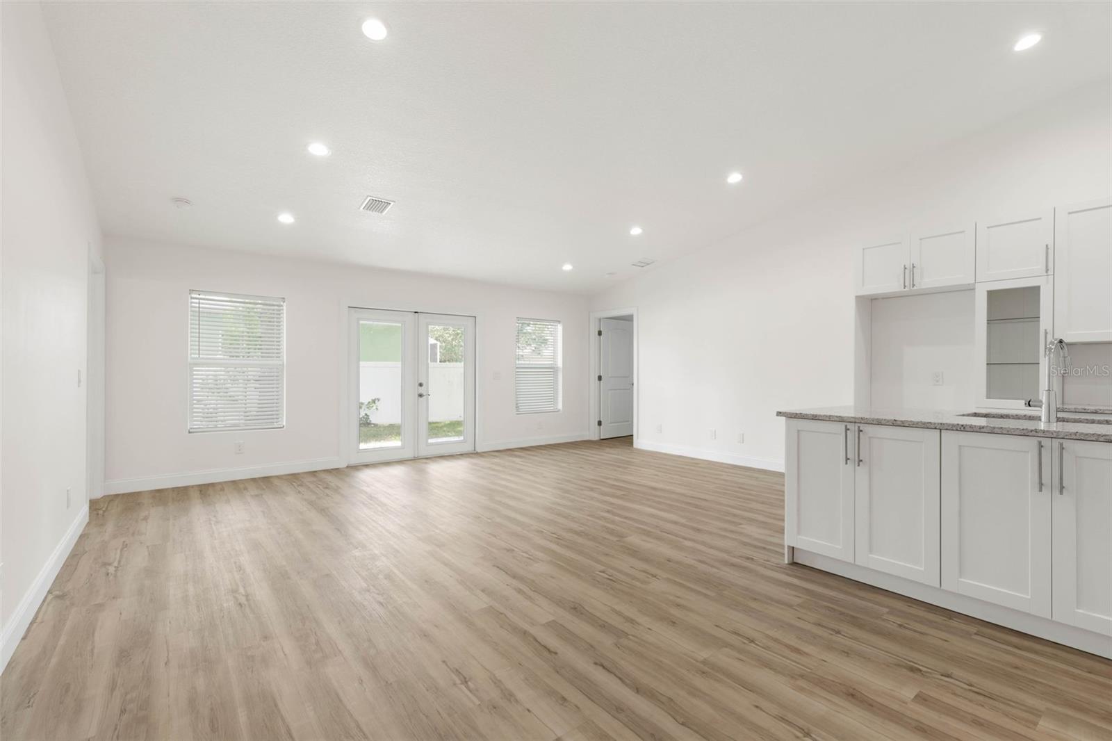 28 Woodston Ln Property Photo 3