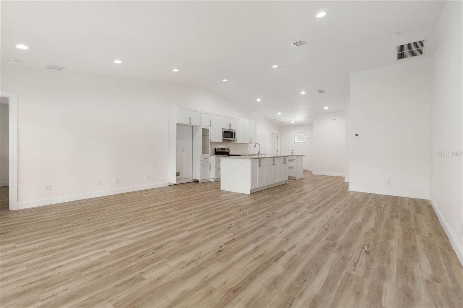 28 Woodston Ln Property Photo 4