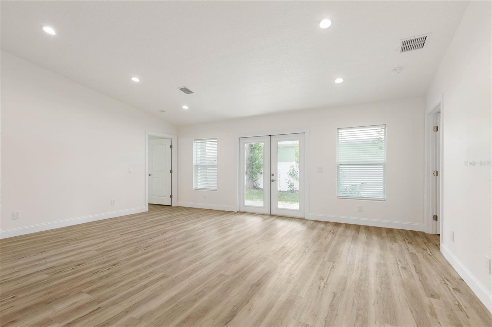 28 Woodston Ln Property Photo 7