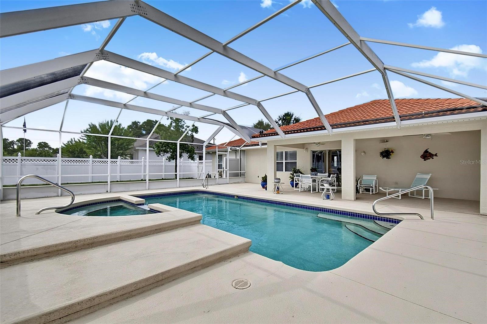 24 Lynbrook Dr Property Photo 2