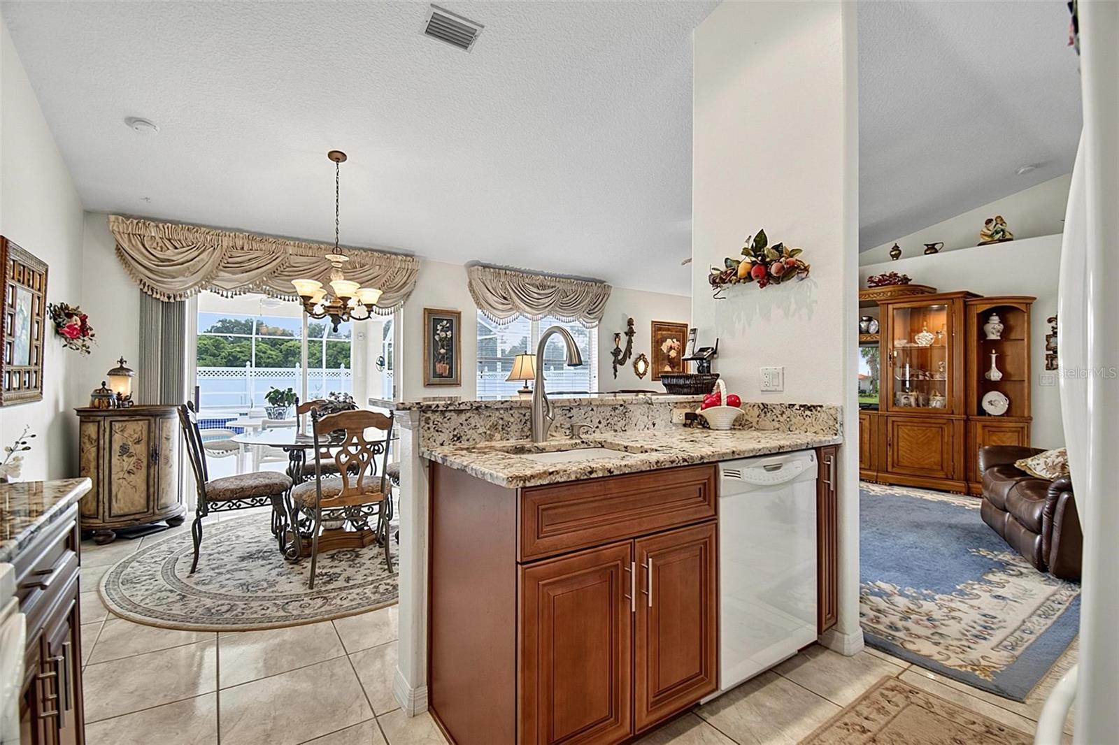 24 Lynbrook Dr Property Photo 6