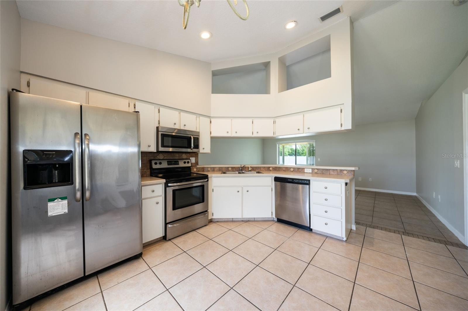 37 Rockefeller Dr Property Photo 4
