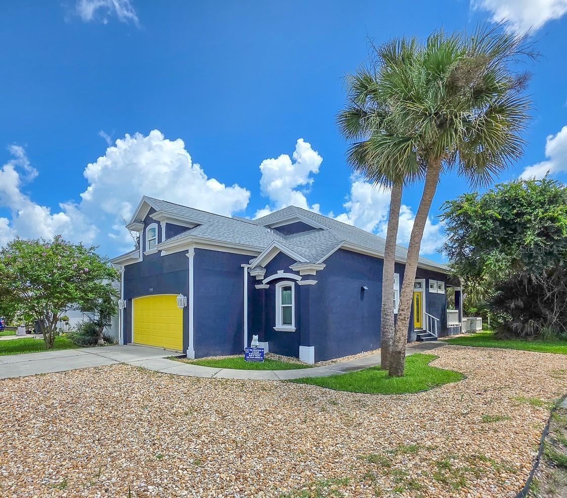 2733 S Daytona Ave Property Photo 1