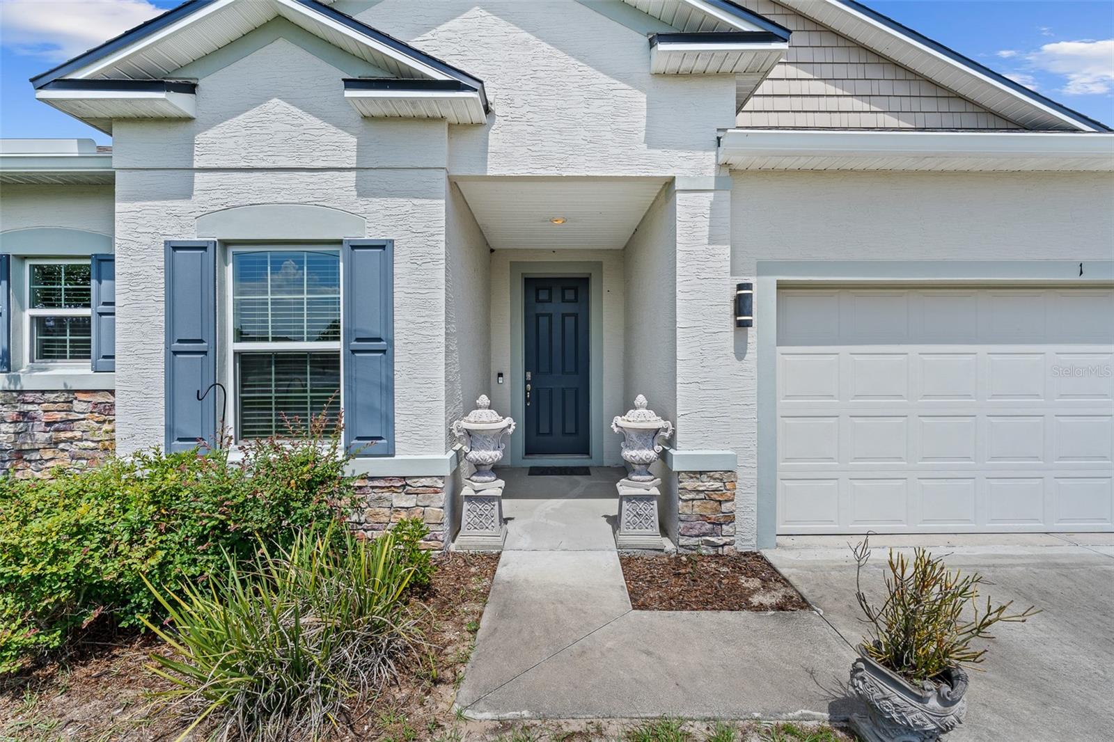 1 Lyons Pl Property Photo 3
