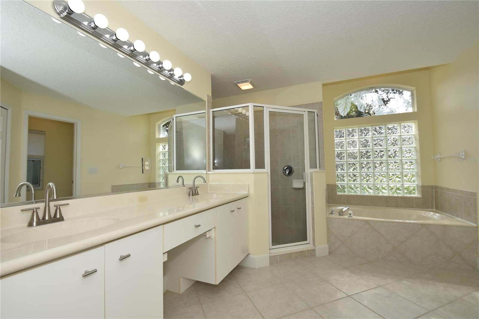 1216 Hampstead Ln Property Photo 16