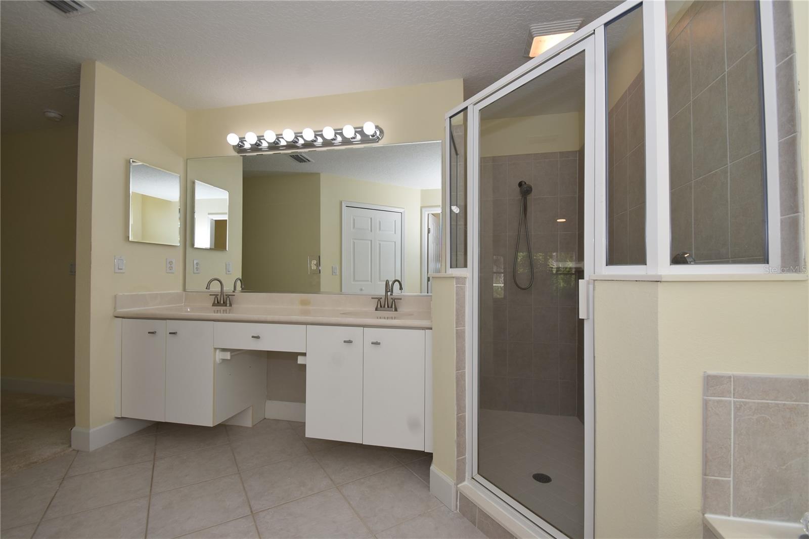 1216 Hampstead Ln Property Photo 17