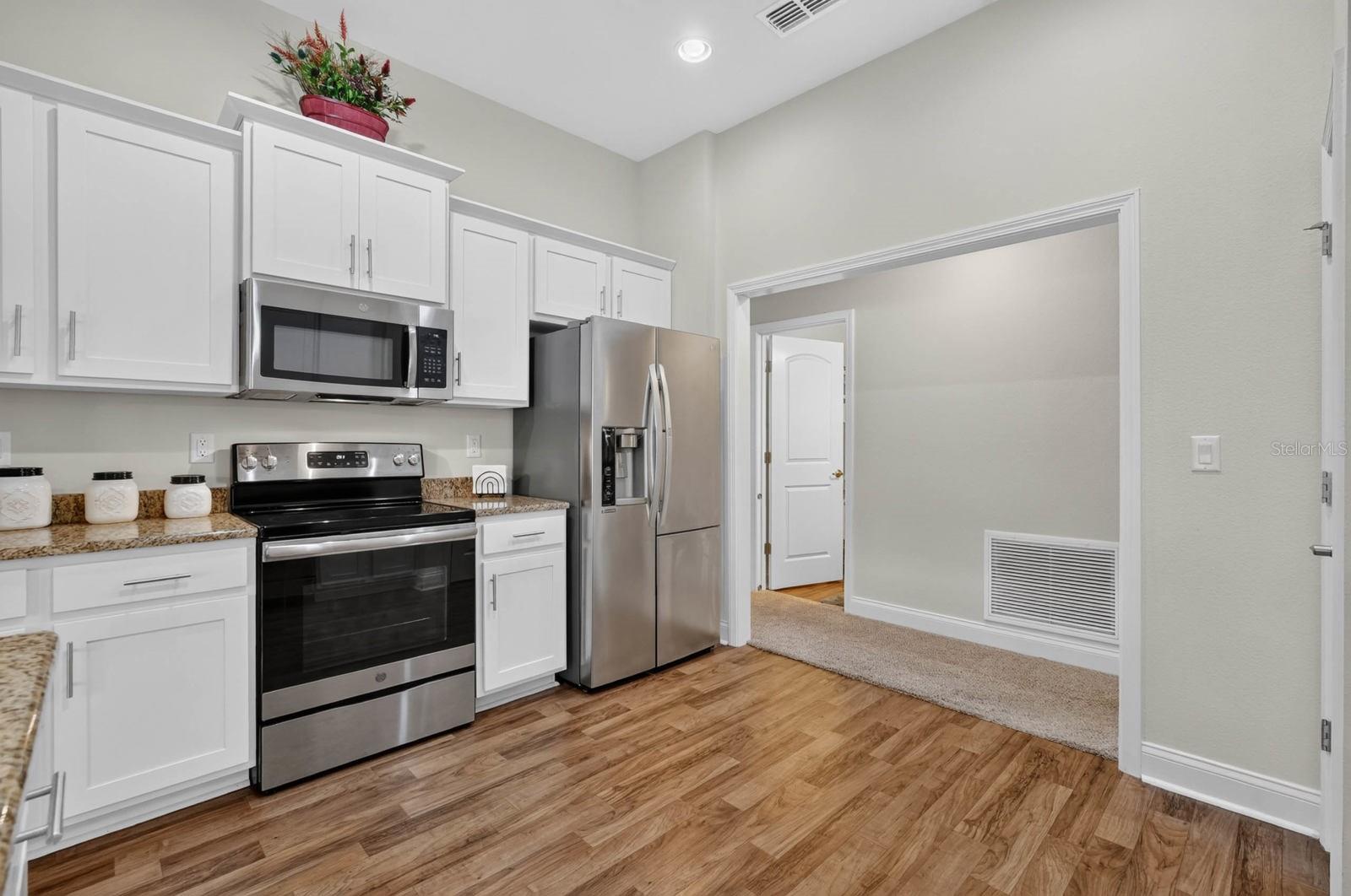 24 Lincoln Ln Property Photo 18