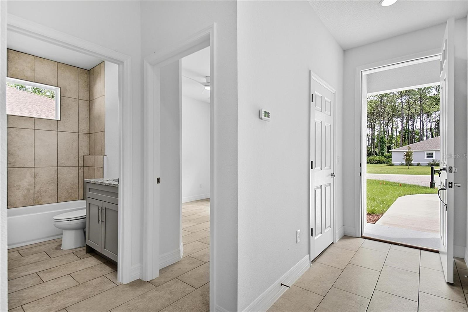 14 Ullynn Pl #b Property Photo 6