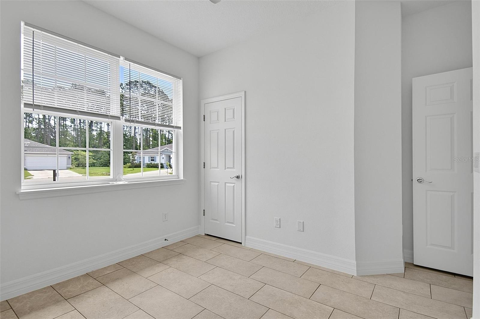 14 Ullynn Pl #b Property Photo 8