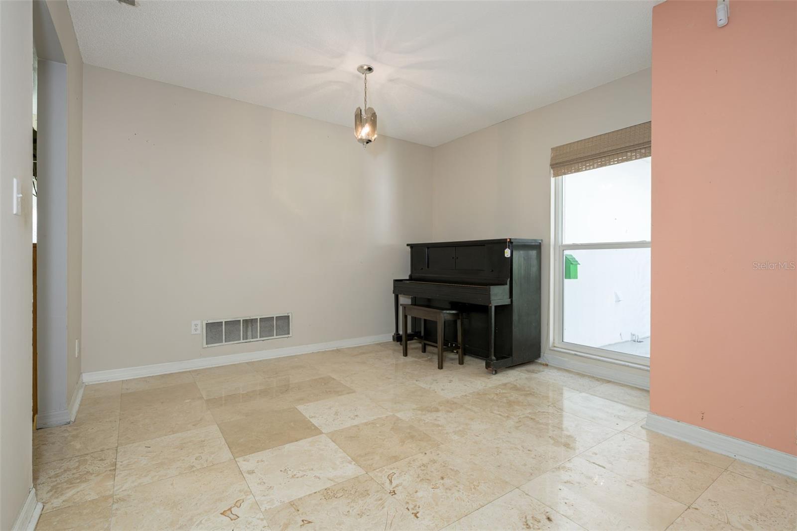 30 Fernham Ln Property Photo 6