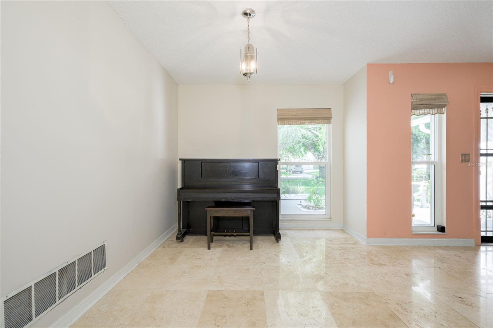 30 Fernham Ln Property Photo 7