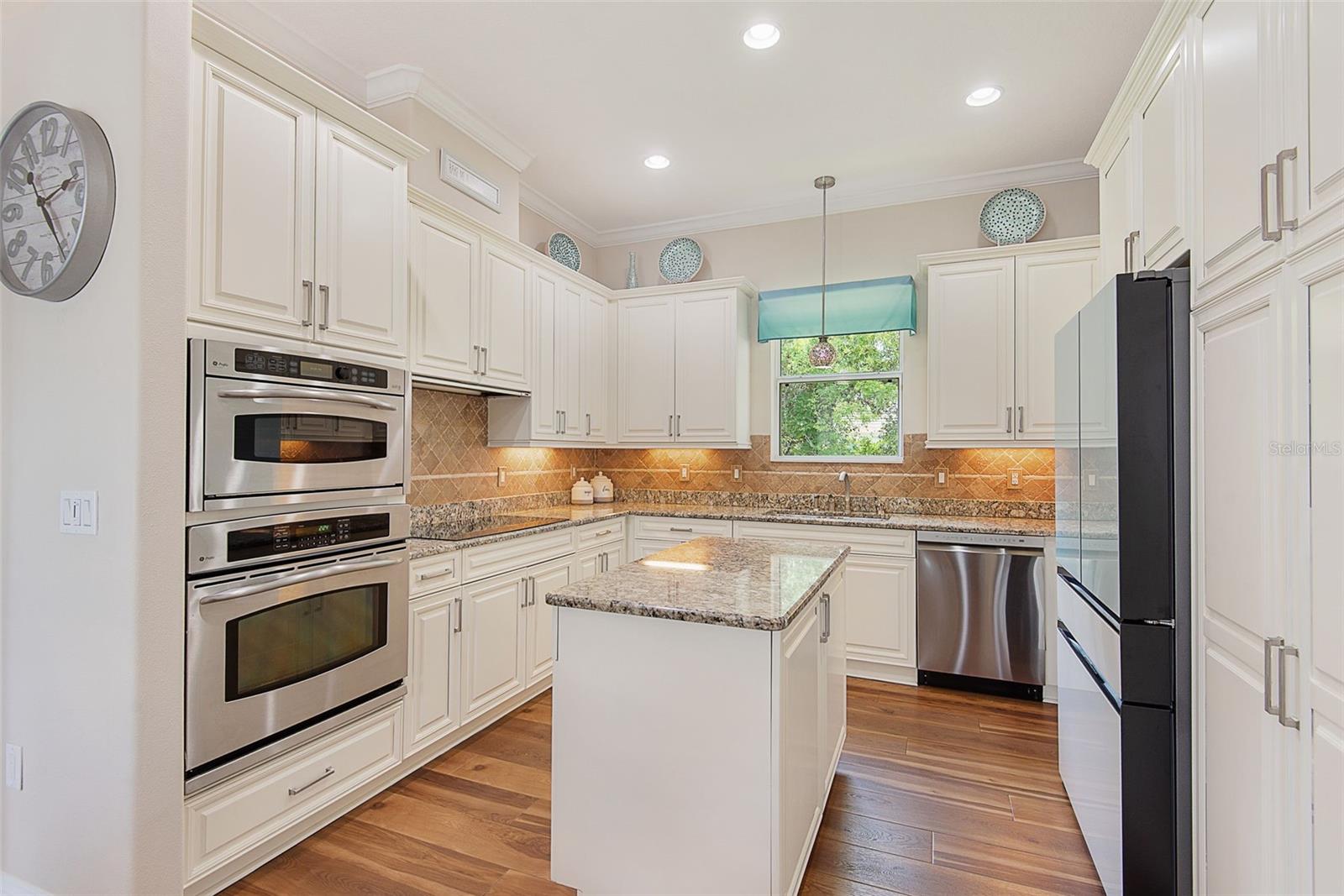 27 Longview Way N Property Photo 4