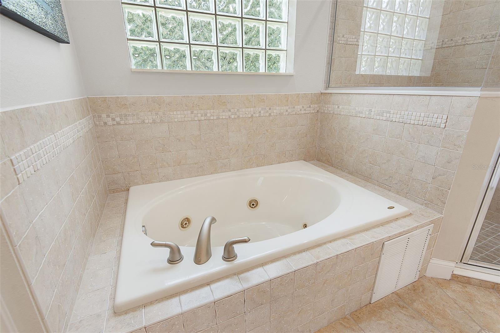 27 Longview Way N Property Photo 38