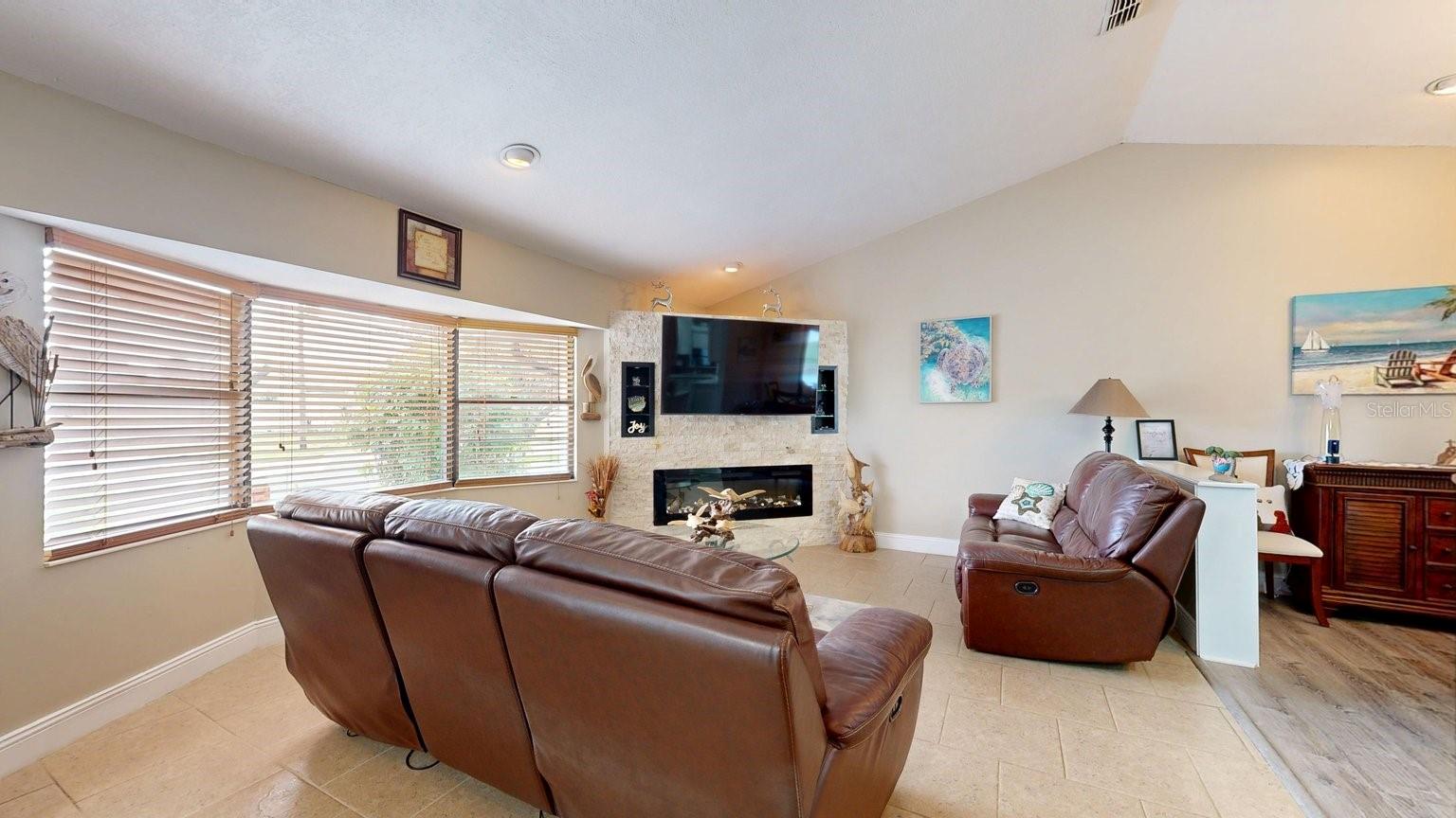 12 Classic Ct S Property Photo 3