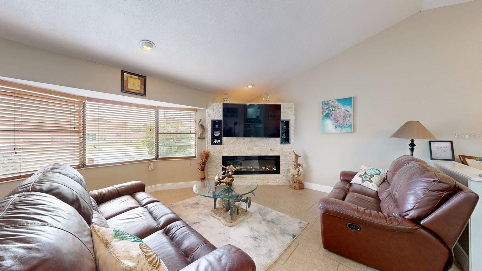 12 Classic Ct S Property Photo 4