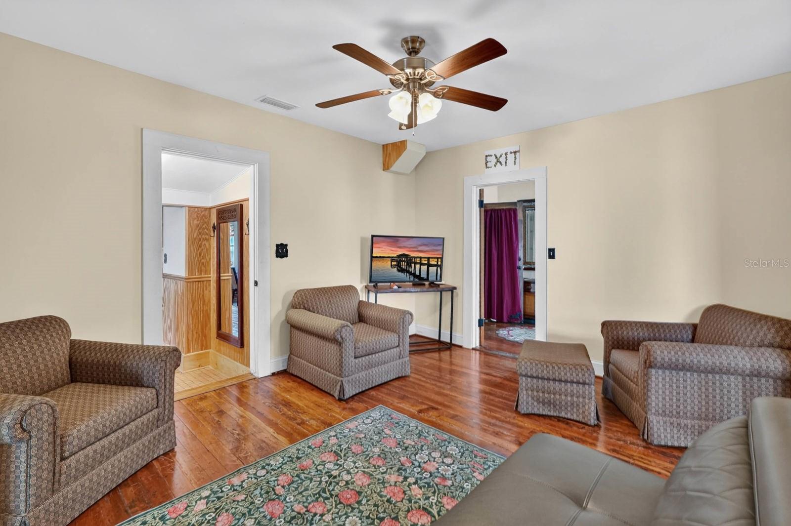 31 Sanford St Property Photo 13