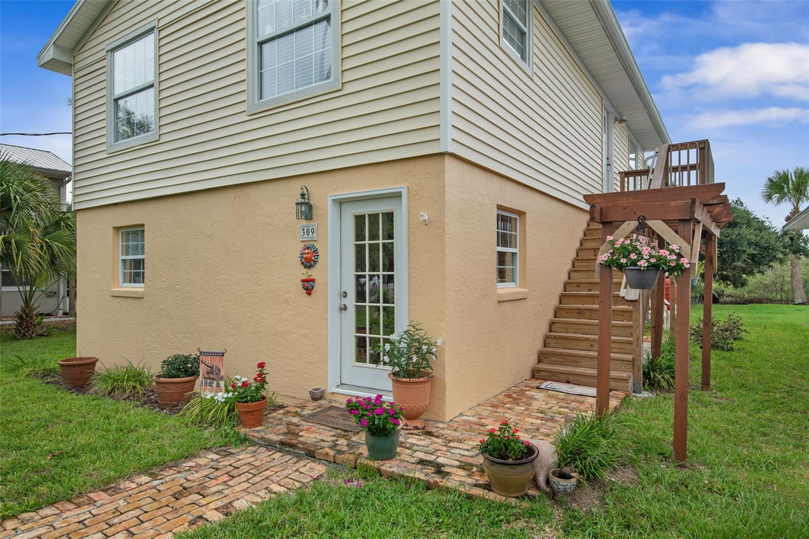 309 Cypress St Property Photo 3