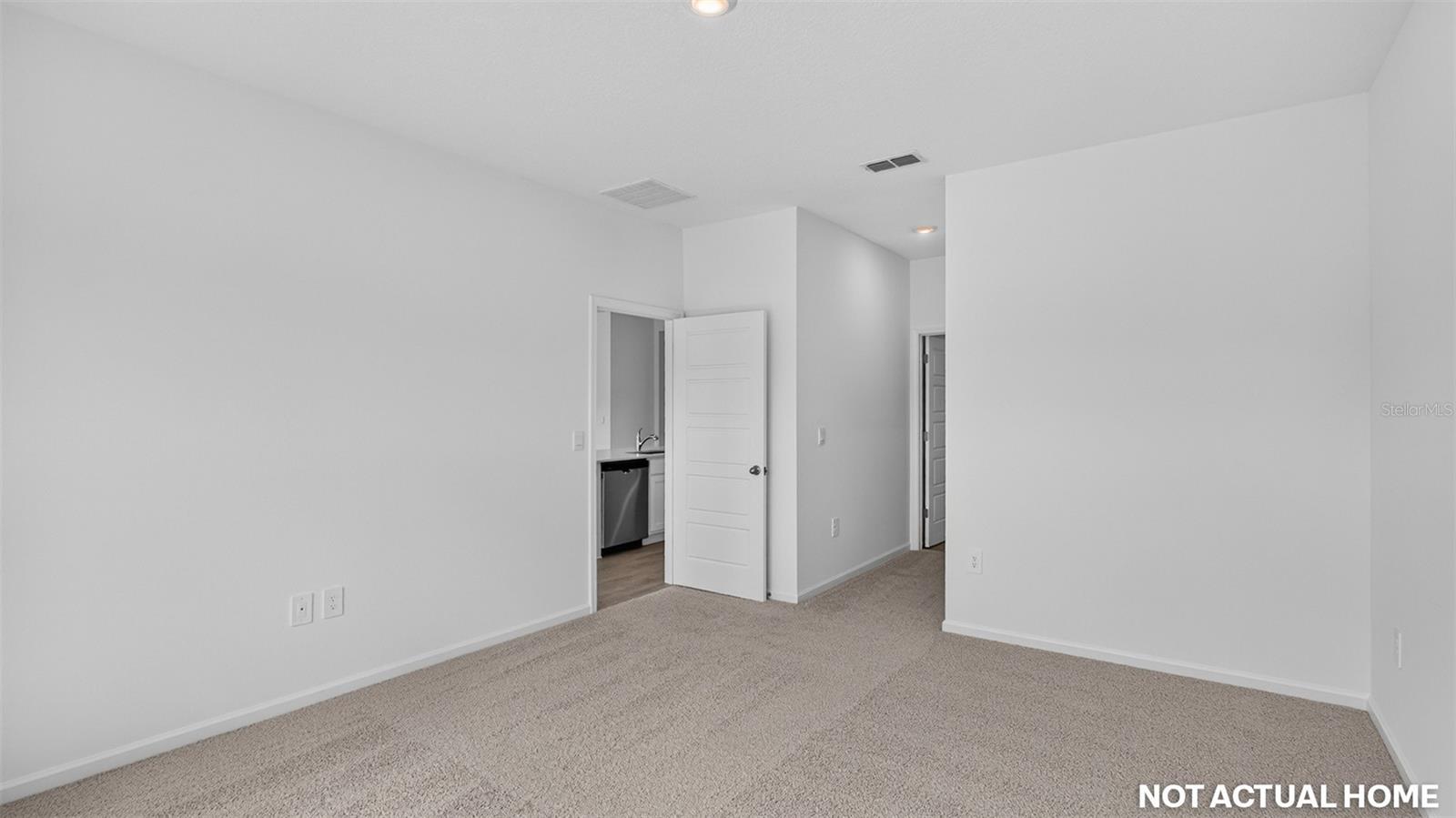 244 Hawthorn Ave Property Photo 14
