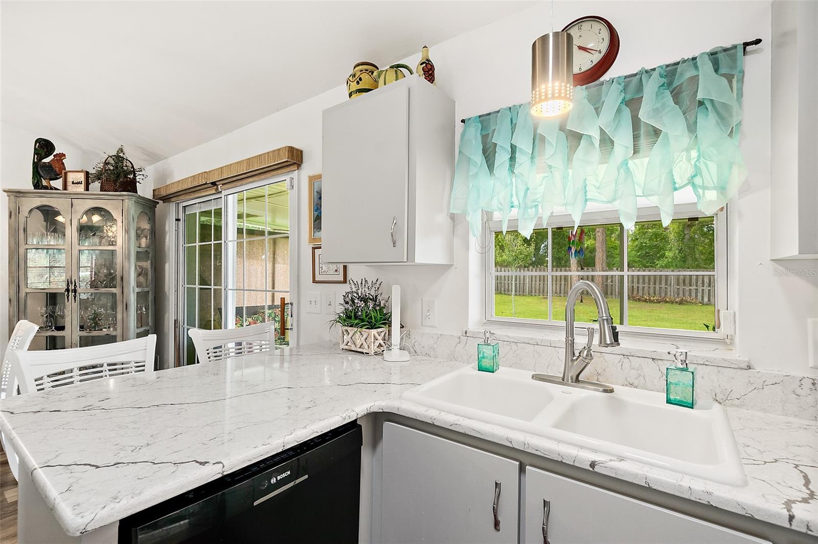 45 Pershing Ln Property Photo 15