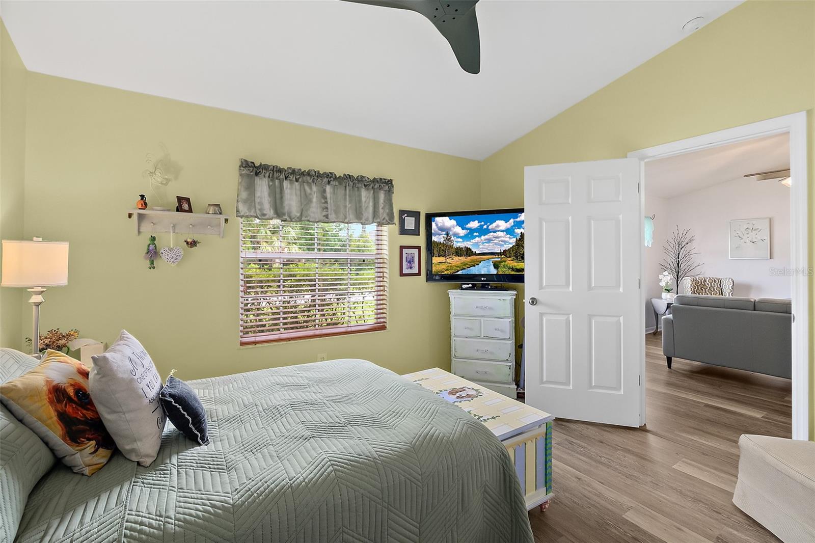 45 Pershing Ln Property Photo 19