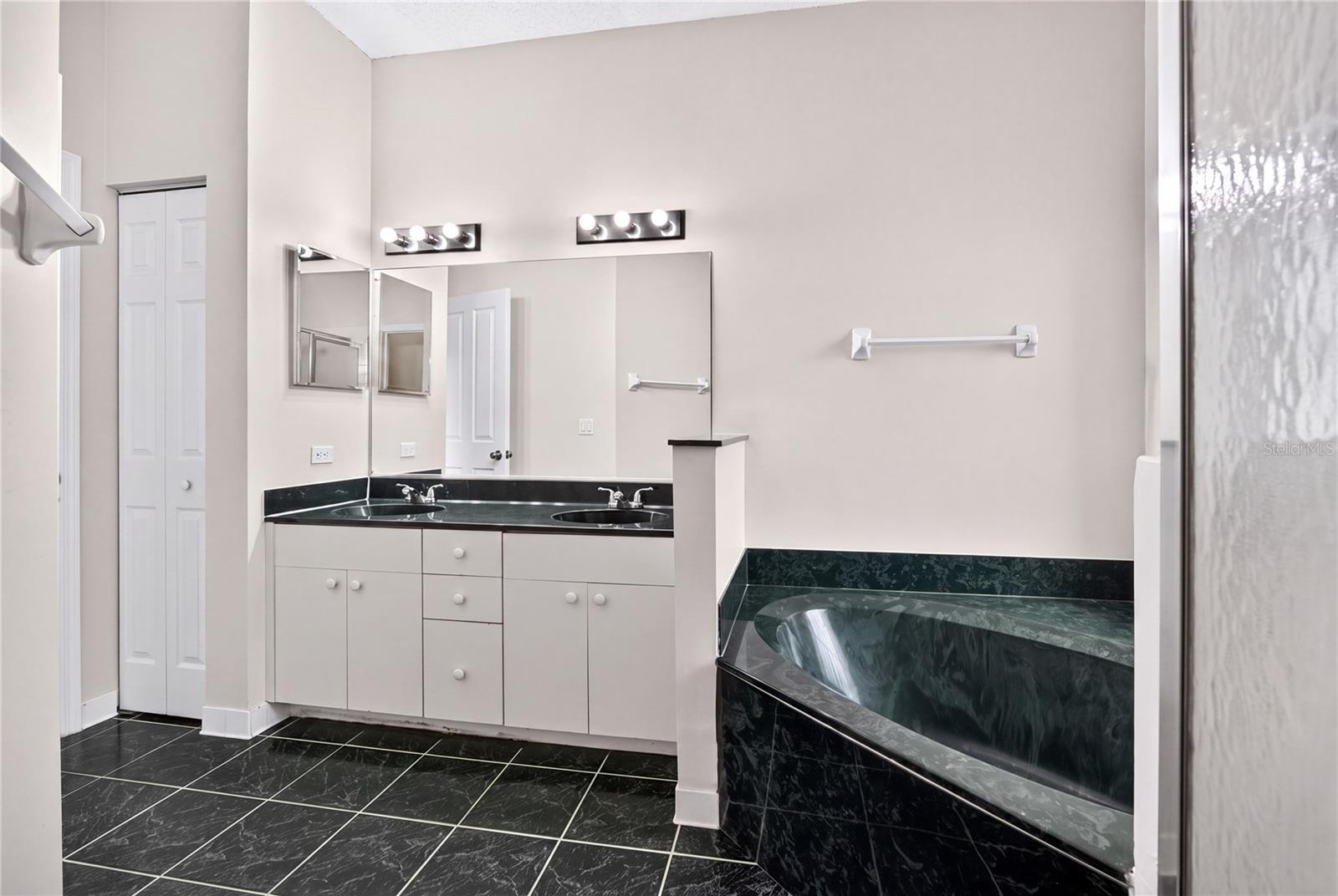 8 Buttonwood Pl Property Photo 29