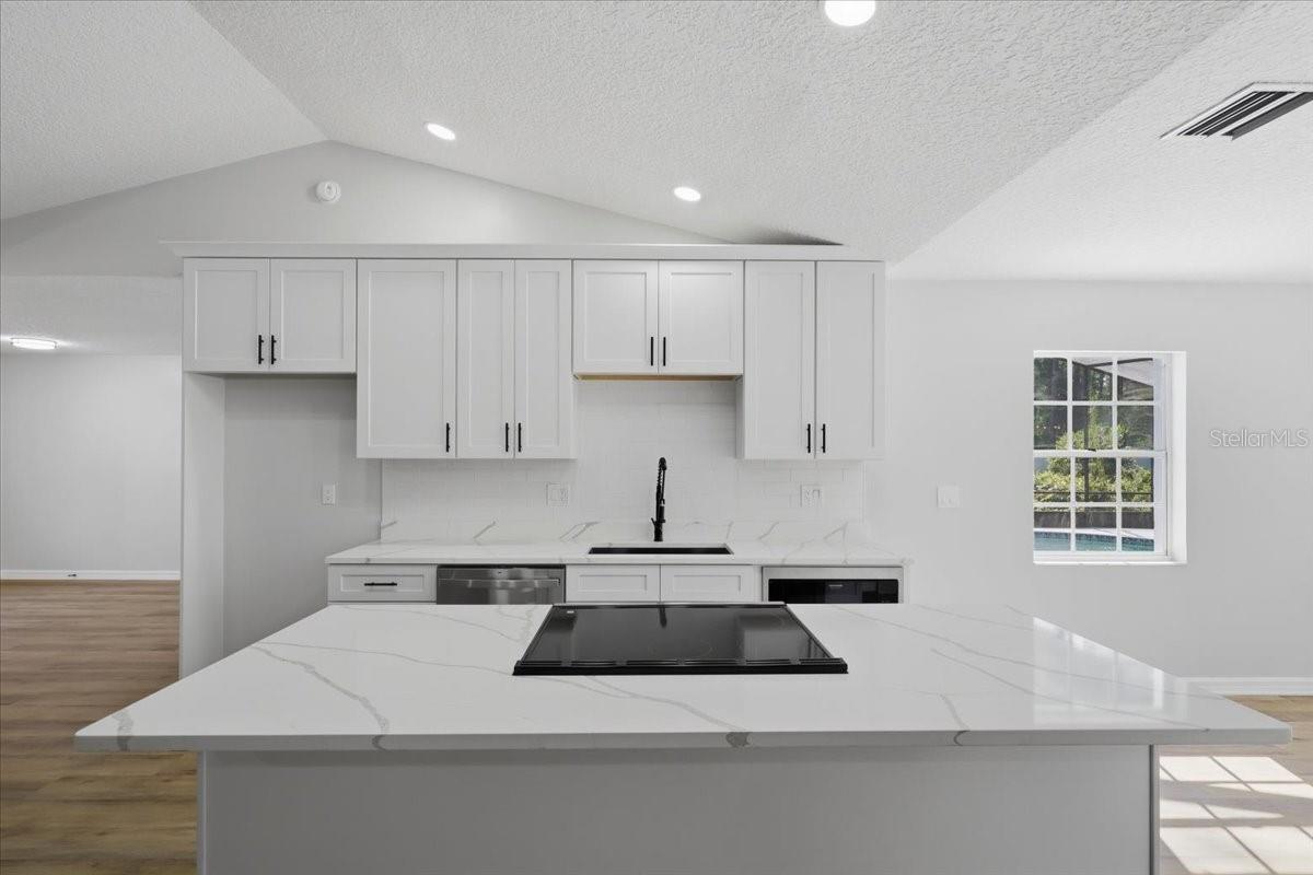 2 Elder Pl Property Photo 3
