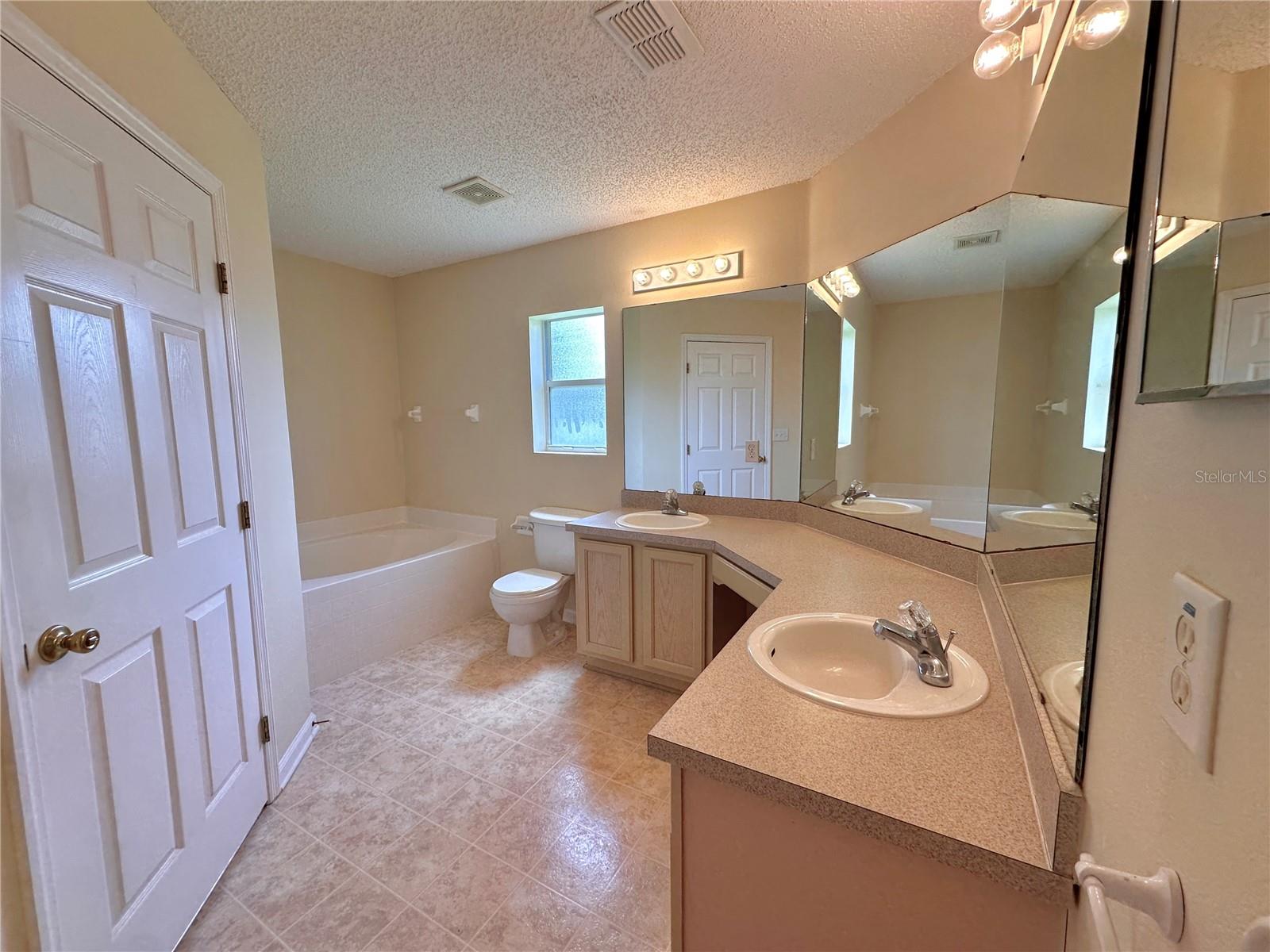 89 Berkshire Ln Property Photo 18