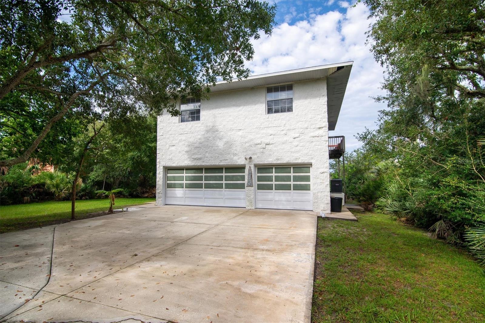 1835 Oak Pl Property Photo 2