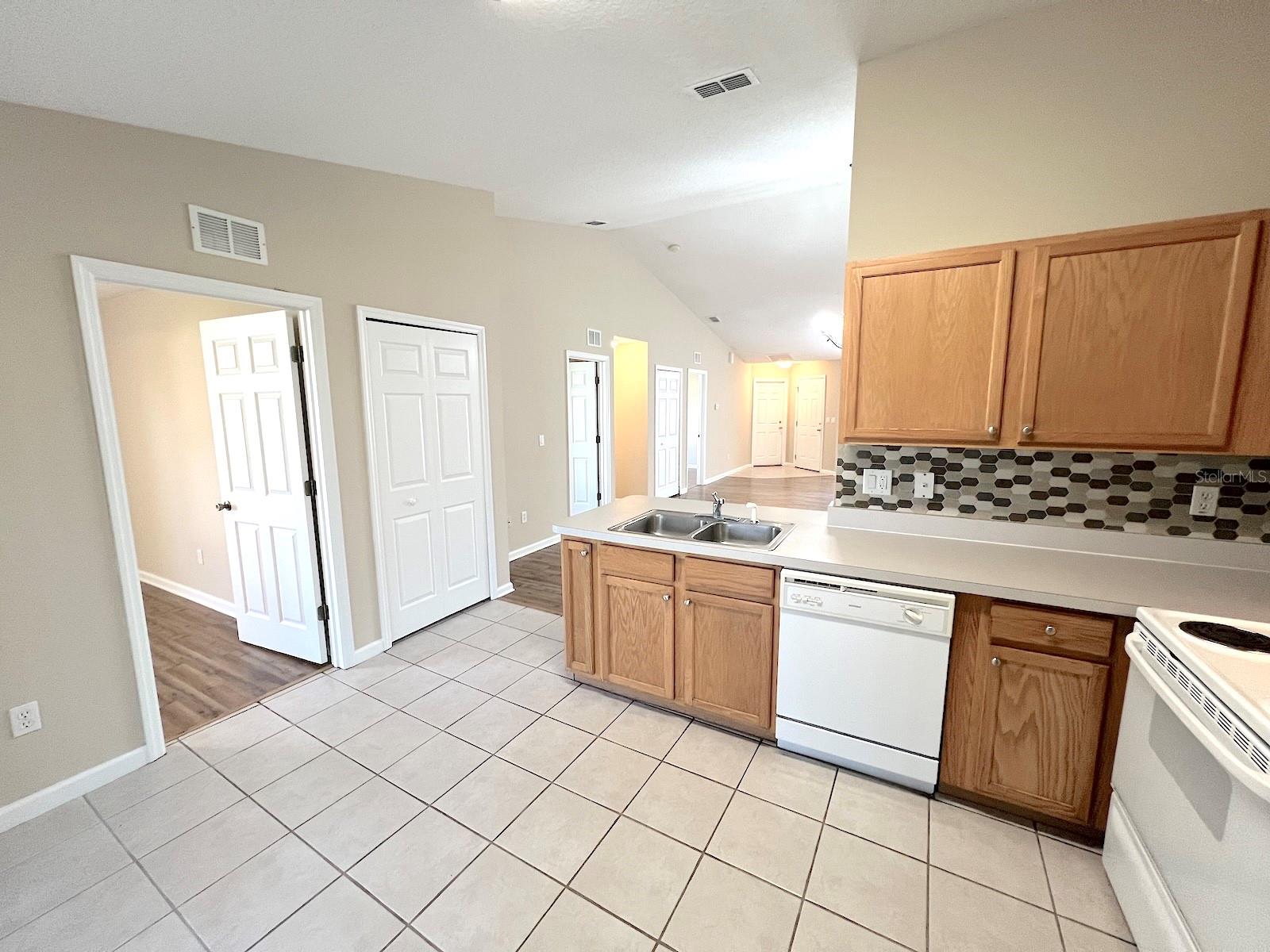 41 Eton Ln #b Property Photo 10