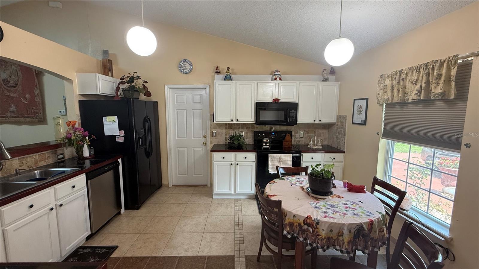 140 Persimmon Dr Property Photo 3