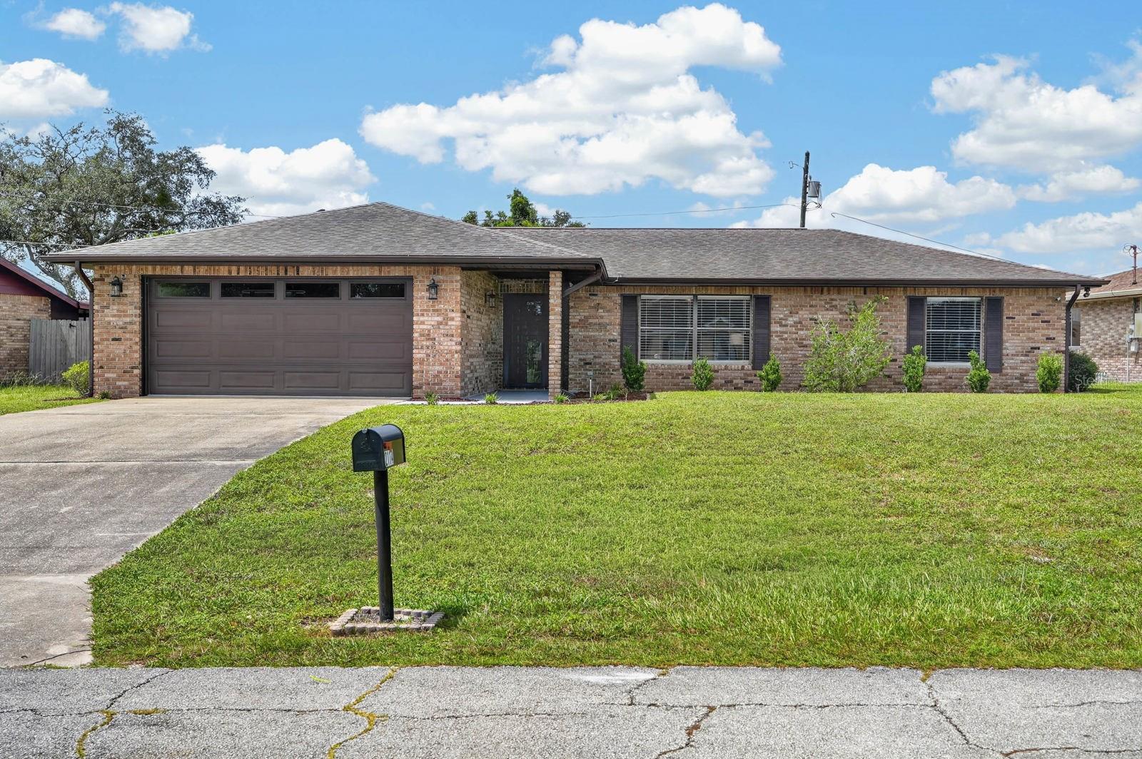 2114 El Campo Ave Property Photo 1