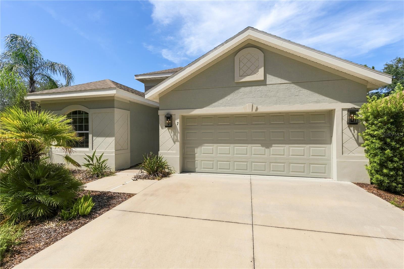 7 OASIS CIR Property Photo 1