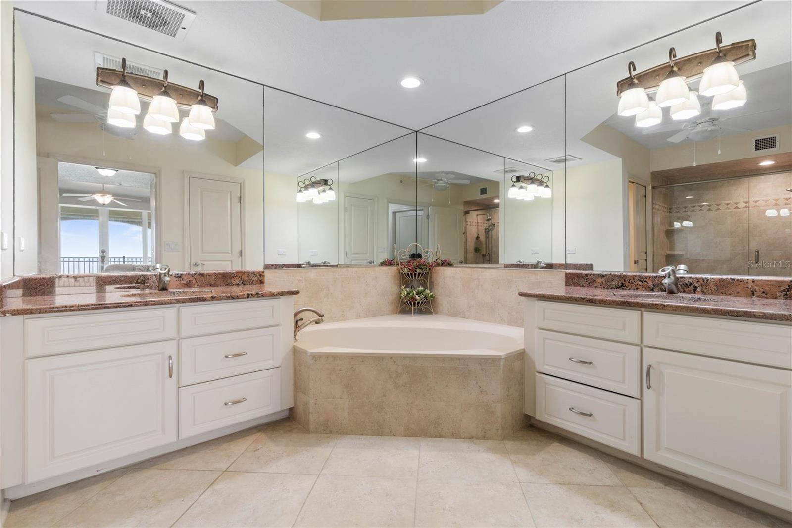200 Ocean Crest Dr #912 Property Photo 27