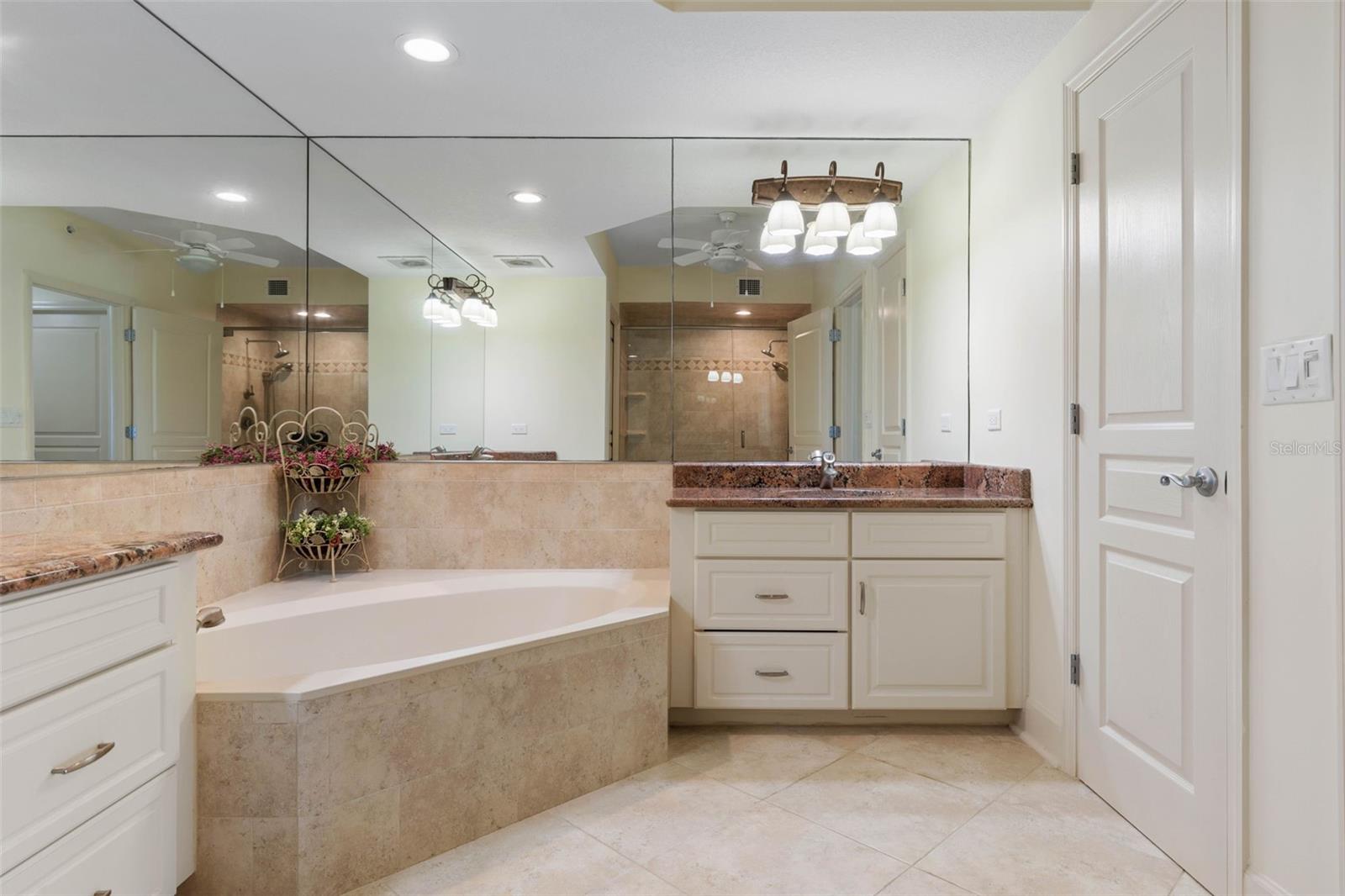 200 Ocean Crest Dr #912 Property Photo 28