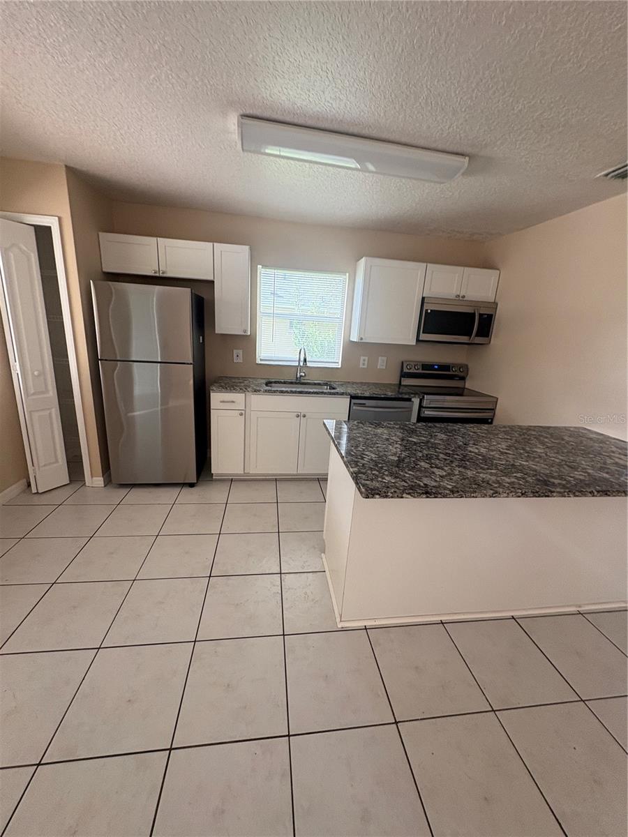 47 Eton Ln #a Property Photo 2