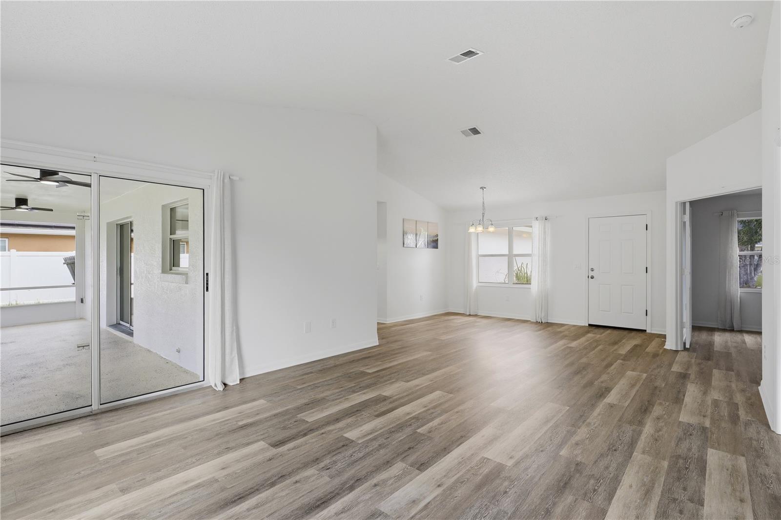 7 Palm Leaf Ln Property Photo 5