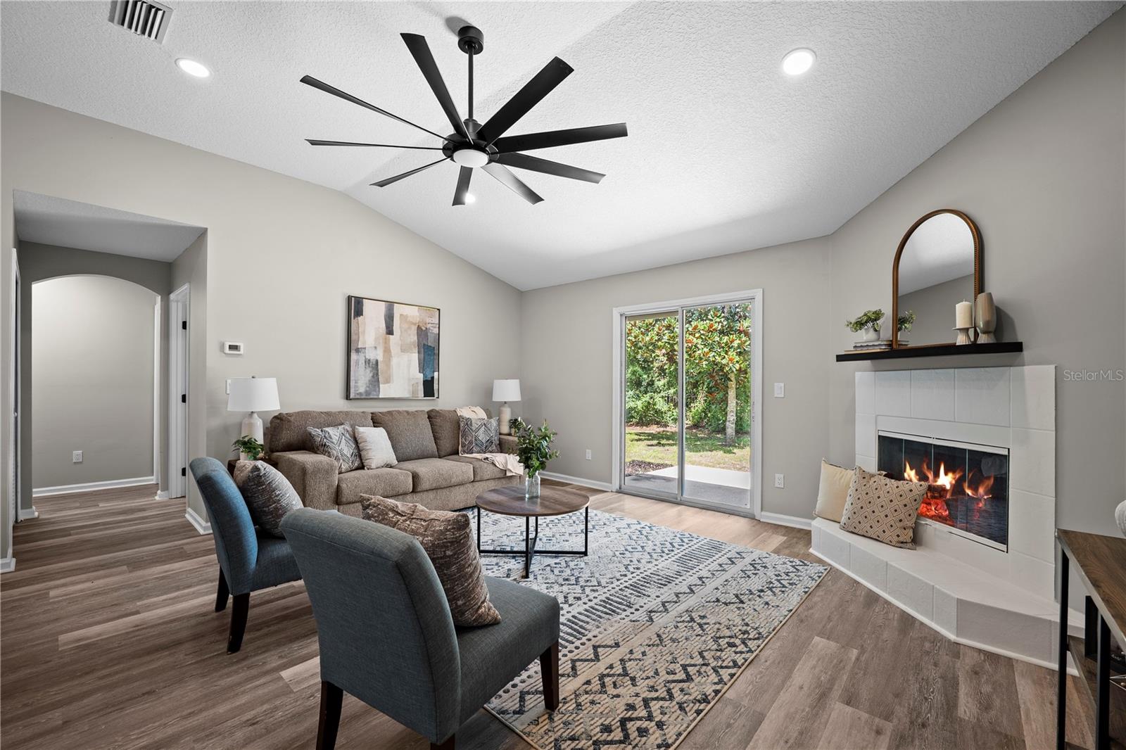 4048 Edgeland Trl Property Photo 3