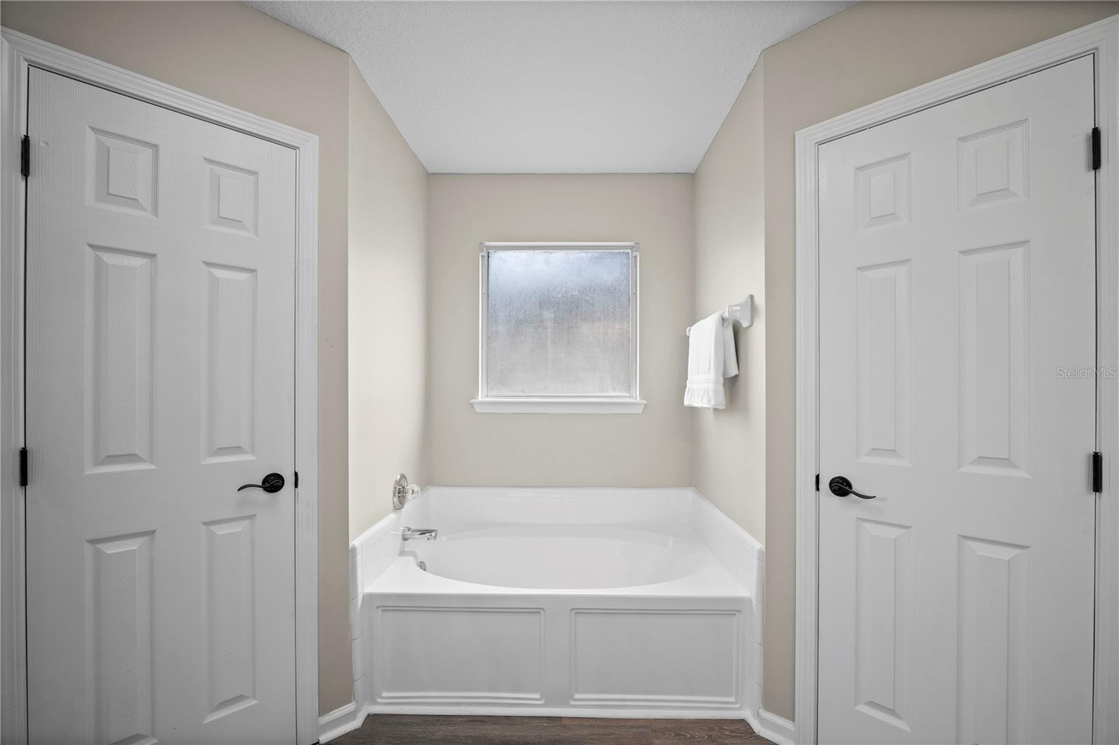 4048 Edgeland Trl Property Photo 32