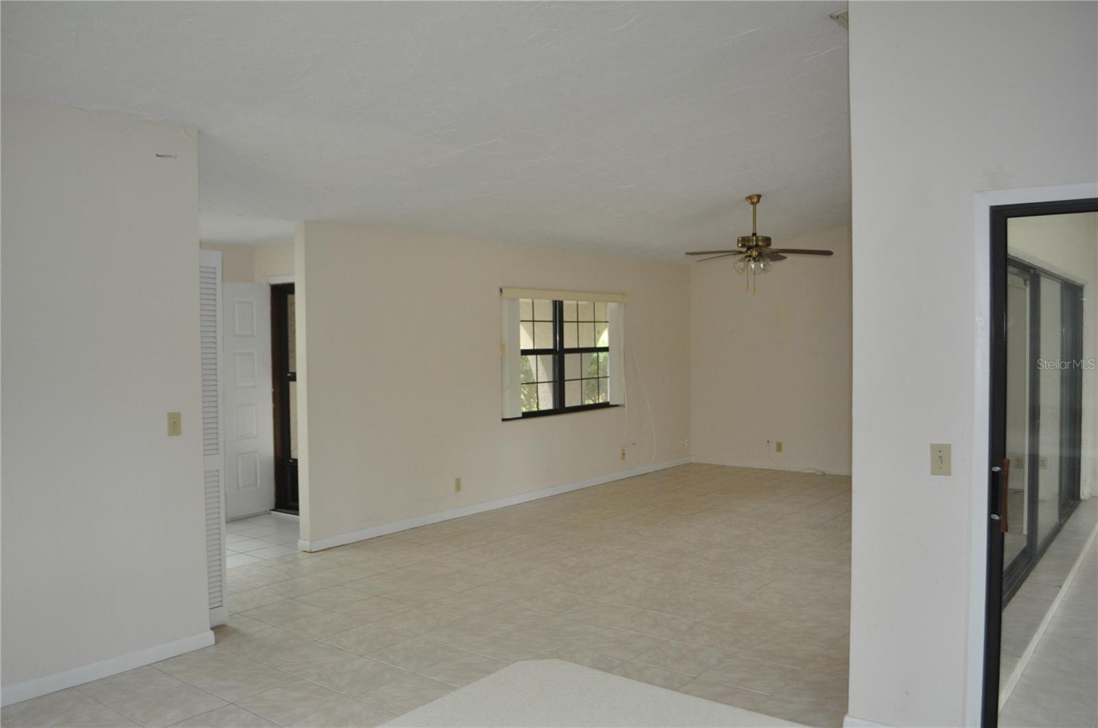 127 Persimmon Dr Property Photo 4