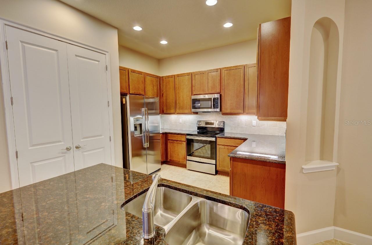 785 Aldenham Ln Property Photo 8