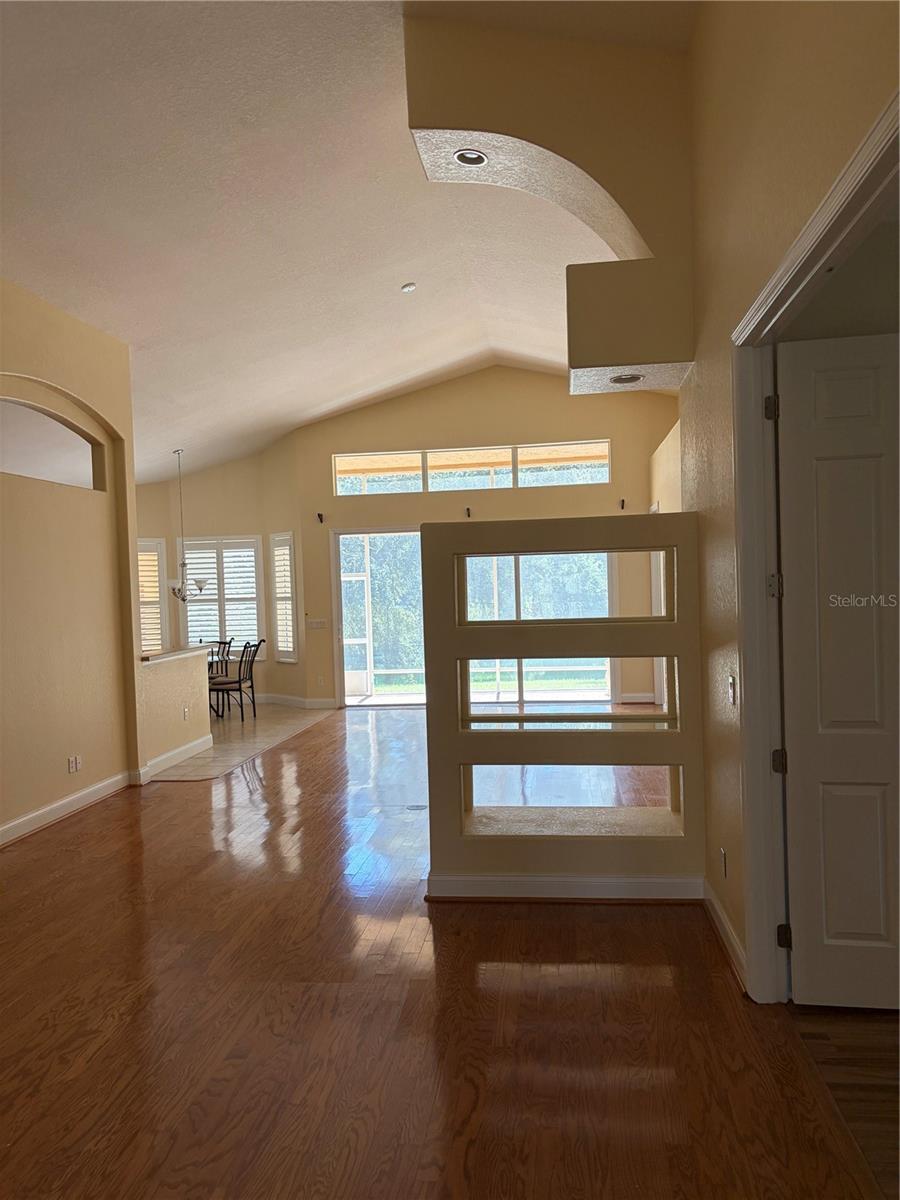 10 Lakeside Way N Property Photo 2