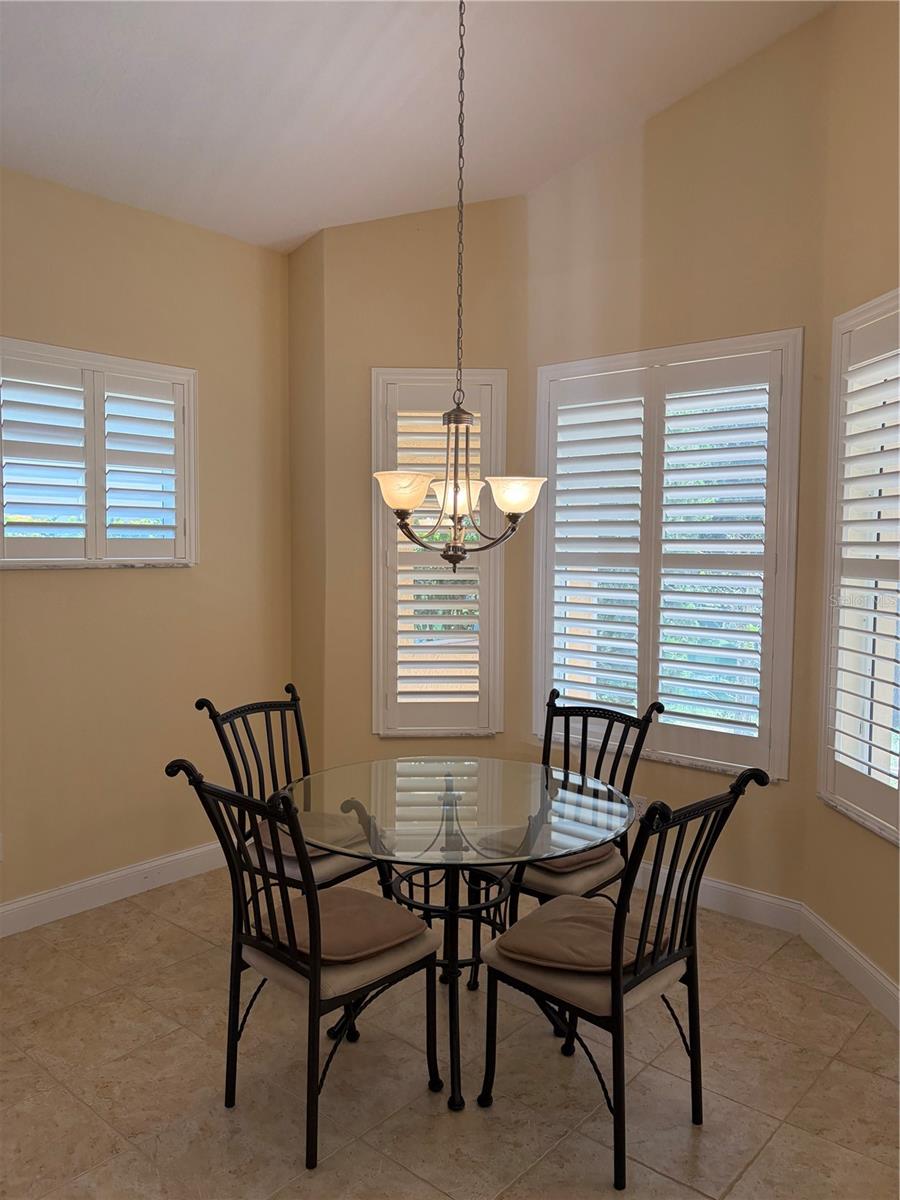 10 Lakeside Way N Property Photo 3
