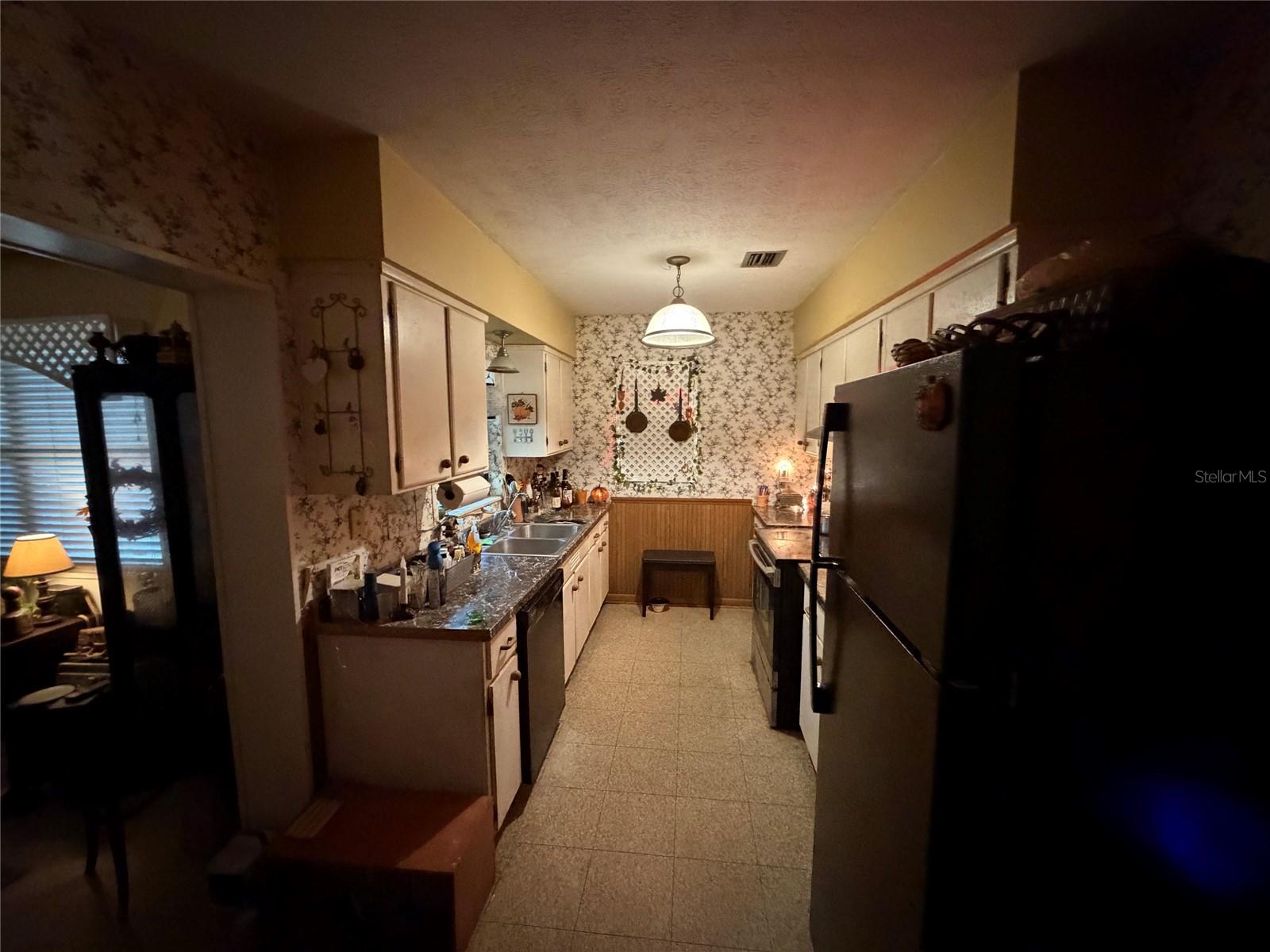 2475 Seaway St Property Photo 6